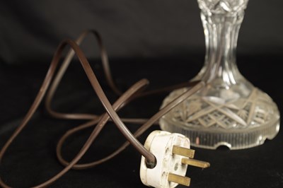 Lot 2 - AN EARLY 20TH CENTURY CUT GLASS TABLE LAMP