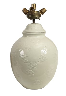 Lot 185 - A 20TH CENTURY CHINESE CELADON PORCELAIN BULBOUS JAR AND COVER CONVERTED INTO A TABLE LAMP