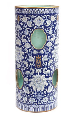 Lot 166 - A 19TH CENTURY CHINESE PORCELAIN BLUE AND WHITE CYLINDRICAL VASE