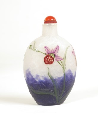 Lot 5 - A DAUM NANCY ETCHED AND ENAMELLED SPIDER WEB AND ORCHID SNUFF BOTTLE