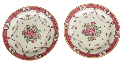 Lot 212 - A PAIR OF18TH/19TH CENTURY CHINESE FAMILLE ROSE PLATES