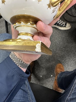 Lot 49 - AN EARLY 19TH CENTURY FLIGHT BARR & BARR, WORCESTER PORCELAIN TWO HANDLED URN SHAPED VASE