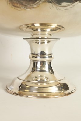 Lot 130 - A FINE AND LARGE JAPANESE SILVER AND MIXED METAL BOWL BY AMETANI YUMIN