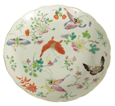 Lot 202 - A CHINESE QUING FAMILLE ROSE PORCELAIN PLATE