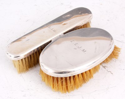 Lot 298 - A GENTLEMANS SILVER BRUSH AND CLOTHES BRUSH...