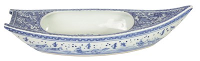 Lot 140 - A 19TH CENTURY CHINESE BLUE AND WHITE PORCELAIN BOAT-SHAPED DISH