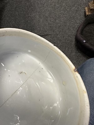 Lot 162 - AN 18TH CENTURY CHINESE BLUE AND WHITE GINGER JAR AND COVER