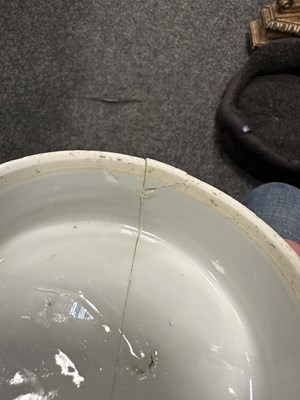 Lot 162 - AN 18TH CENTURY CHINESE BLUE AND WHITE GINGER JAR AND COVER