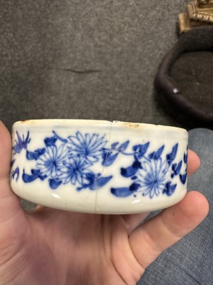 Lot 162 - AN 18TH CENTURY CHINESE BLUE AND WHITE GINGER JAR AND COVER