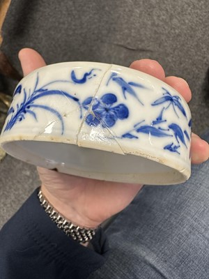 Lot 162 - AN 18TH CENTURY CHINESE BLUE AND WHITE GINGER JAR AND COVER