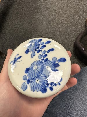 Lot 162 - AN 18TH CENTURY CHINESE BLUE AND WHITE GINGER JAR AND COVER