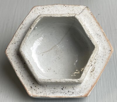 Lot 111 - A 18TH CENTURY CHINESE IMARI SMALL TEAPOT AND COVER