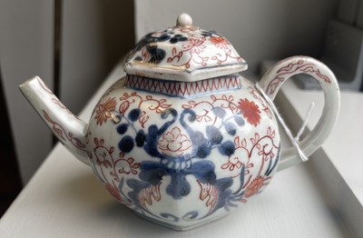 Lot 111 - A 18TH CENTURY CHINESE IMARI SMALL TEAPOT AND COVER