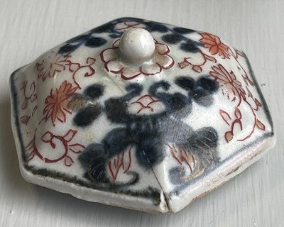 Lot 111 - A 18TH CENTURY CHINESE IMARI SMALL TEAPOT AND COVER