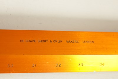 Lot 401 - AN EARLY 19TH CENTURY BRASS BARREL MEASURE BY 'DE GRAVE OF Co LONDON'