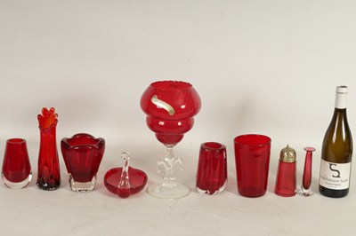 Lot 4 - A GROUP OF VENETIAN RUBY AND CLEAR GLASS VASES AND A SWIMMING SWAN DISH