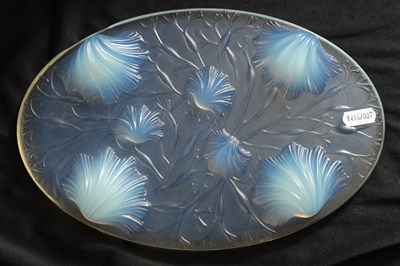 Lot 24 - A FRENCH ART DECO VERLYS OPALESCENT GLASS TABLE STAND