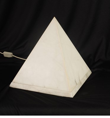 Lot 541 - A 1960’S RETRO WHITE MARBLE TABLE LAMP FORMED AS A PYRAMID