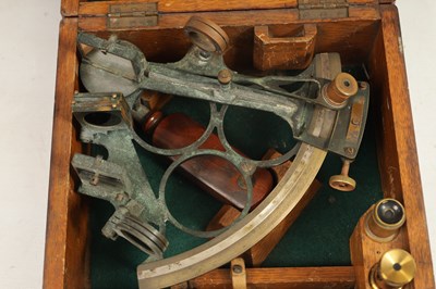 Lot 404 - HEATH & CO. LONDON. A LATE 19TH CENTURY BRASS FRAMED SEXTANT IN ORIGINAL MAHOGANY BOX