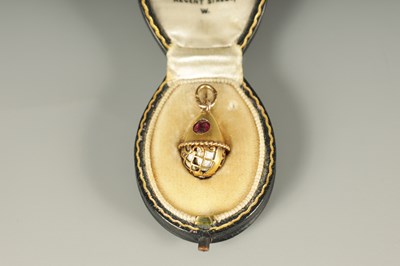 Lot 274 - A LATE 19TH CENTURY FABERGE 14CT GOLD ENAMEL AND RUBY PENDANT EGG, WORKMASTER HENRIK WIGSTROM