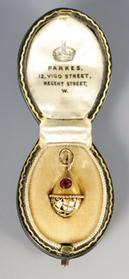 Lot 274 - A LATE 19TH CENTURY FABERGE 14CT GOLD ENAMEL AND RUBY PENDANT EGG, WORKMASTER HENRIK WIGSTROM