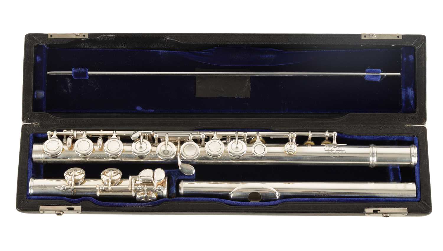 Lot 734 - FLUTE MAKERS GUILD NO 1. A SILVER FLUTE MADE BY MAKER EWEN MCDOUGALL