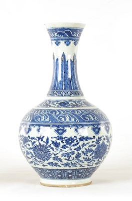 Lot 244 - A 19TH CENTURY BLUE AND WHITE CHINESE PORCELAIN VASE