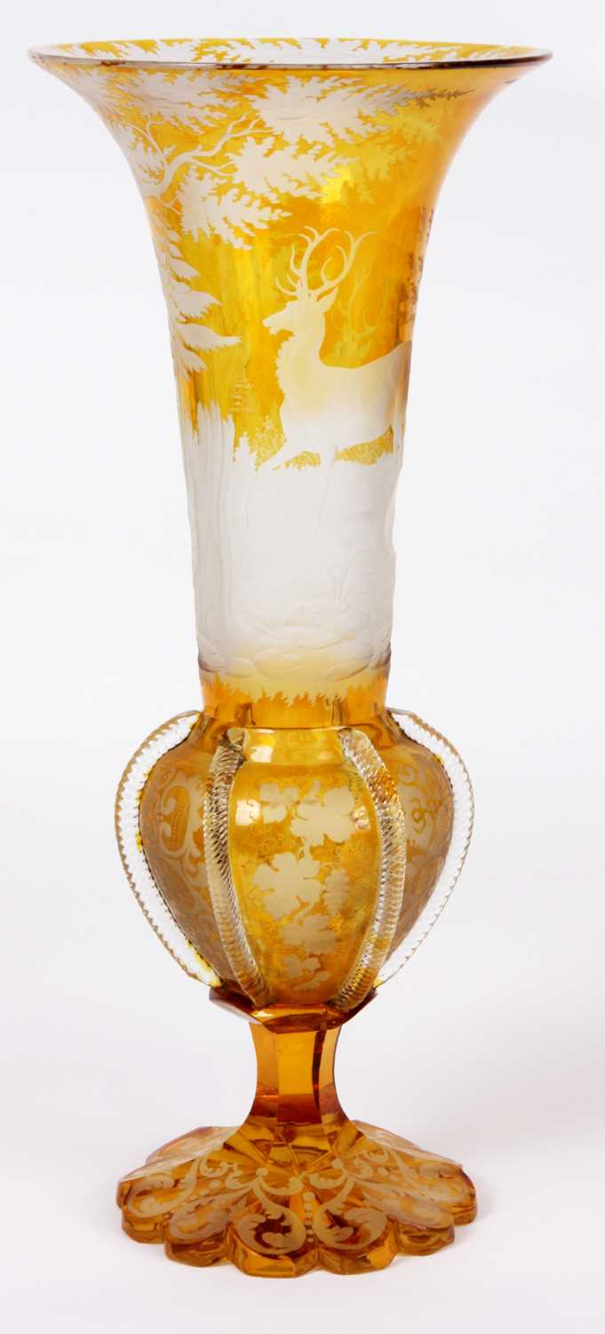 Lot 16 - AN EARLY 20TH CENTURY AMBER COLOURED SLENDER...