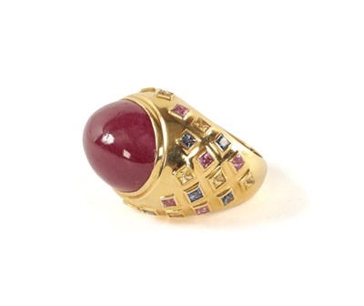 Lot 354 - A LARGE 18CT GOLD 23CT CABOCHON RUBY RING