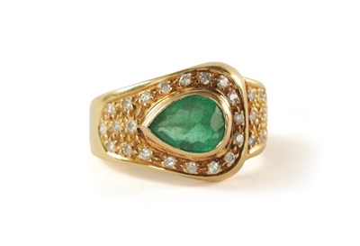 Lot 324 - AN 18CT GOLD EMERALD AND DIAMOND RING