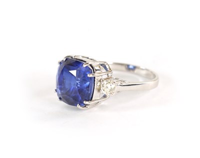 Lot 364 - AN IMPRESSIVE 18CT WHITE GOLD 12CT SAPPHIRE AND DIAMOND RING