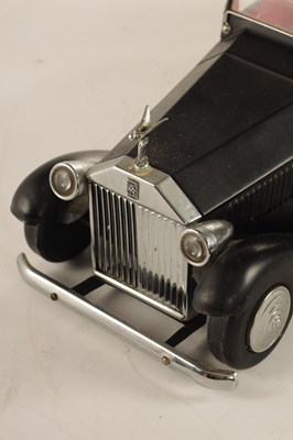 Lot 673 - A 20TH CENTURY BLACK PAINTED NOVELTY MUSICAL ROLLS ROYCE TABLE LIQUEUR DECANTER SET