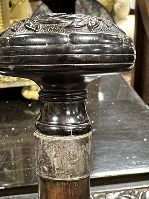 Lot 572 - A 19TH CENTURY CARVED EBONY AND CALAMANDA WALKING CANE