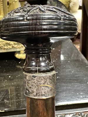 Lot 572 - A 19TH CENTURY CARVED EBONY AND CALAMANDA WALKING CANE