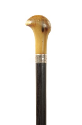 Lot 560 - A LATE 19TH CENTURY EBONY AND HORN WALKING CANE