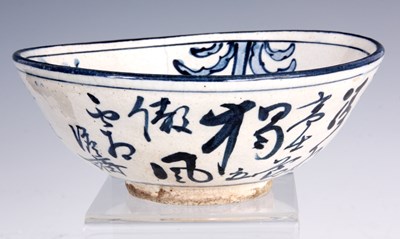 Lot 182 - A LARGE CHINESE BLUE AND WHITE BOWL with...