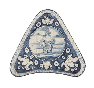 Lot 31 - AN 18TH/EARLY 19TH CENTURY DELFT/FAIENCE TRIANGULAR SHALLOW DISH
