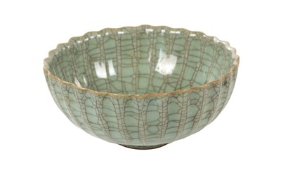 Lot 211 - A CHINESE CRACKLE GLAZE CHINESE CELADON SCALLOP EDGE BOWL