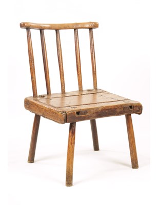 Lot 1385 - AN EARLY 19TH CENTURY ELM AND PITCH PINE PRIMITIVE COMB BACK CHAIR