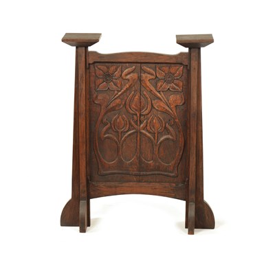 Lot 553 - A CARVED OAK ART NOUVEAU STYLE FIRE SCREEN