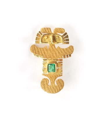 Lot 366 - A YELLOW GOLD EYGPTIANESQUE FIGURAL PIN BROOCH