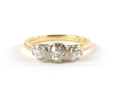 Lot 342 - A .750 HALLMARKED YELLOW GOLD THREE STONE DIAMOND RING