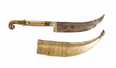 Lot 490 - A SMALL 18TH CENTURY PERSIAN DAGGER WITH RHINOCEROS HORN HANDLE