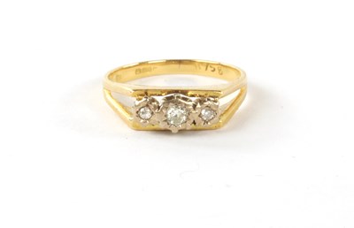 Lot 348 - A  STYLISH .750 HALLMARKED YELLOW GOLD THREE STONE DIAMOND RING