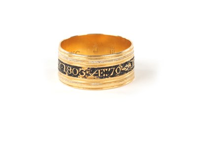 Lot 333 - A GEORGE III 18CT YELLOW GOLD MOURNING RING INSCRIBED AND DATED 1803