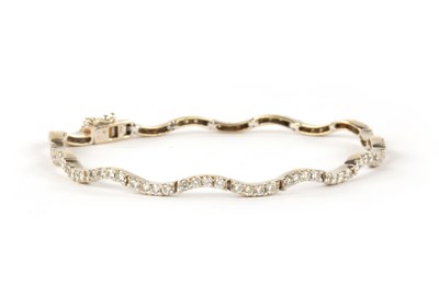 Lot 347 - A STYLISH .750 HALLMARKED WHITE GOLD AND DIAMOND ENCRUSTED TENNIS BRACELET