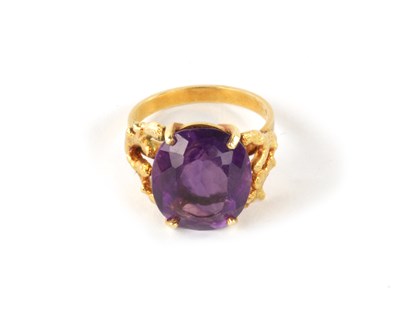 Lot 350 - A .750 HALLMARKED YELLOW GOLD AND AMETHYST DRESS RING