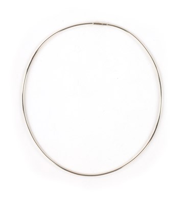 Lot 321 - A .750 HALLMARKED WHITE GOLD CHOKER NECKLACE