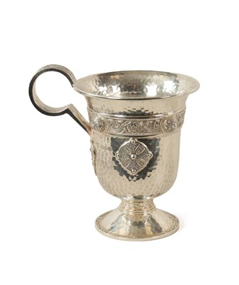 Lot 442 - A STYLISH EDWARD VII ARTS AND CRAFTS DESIGN PLANISHED SILVER MUG