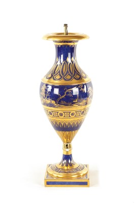 Lot 76 - AN EARLY 19TH CENTURY FRENCH PARIS PORCELAIN ROYAL BLUE AND GILT URN SHAPED PEDESTAL VASE